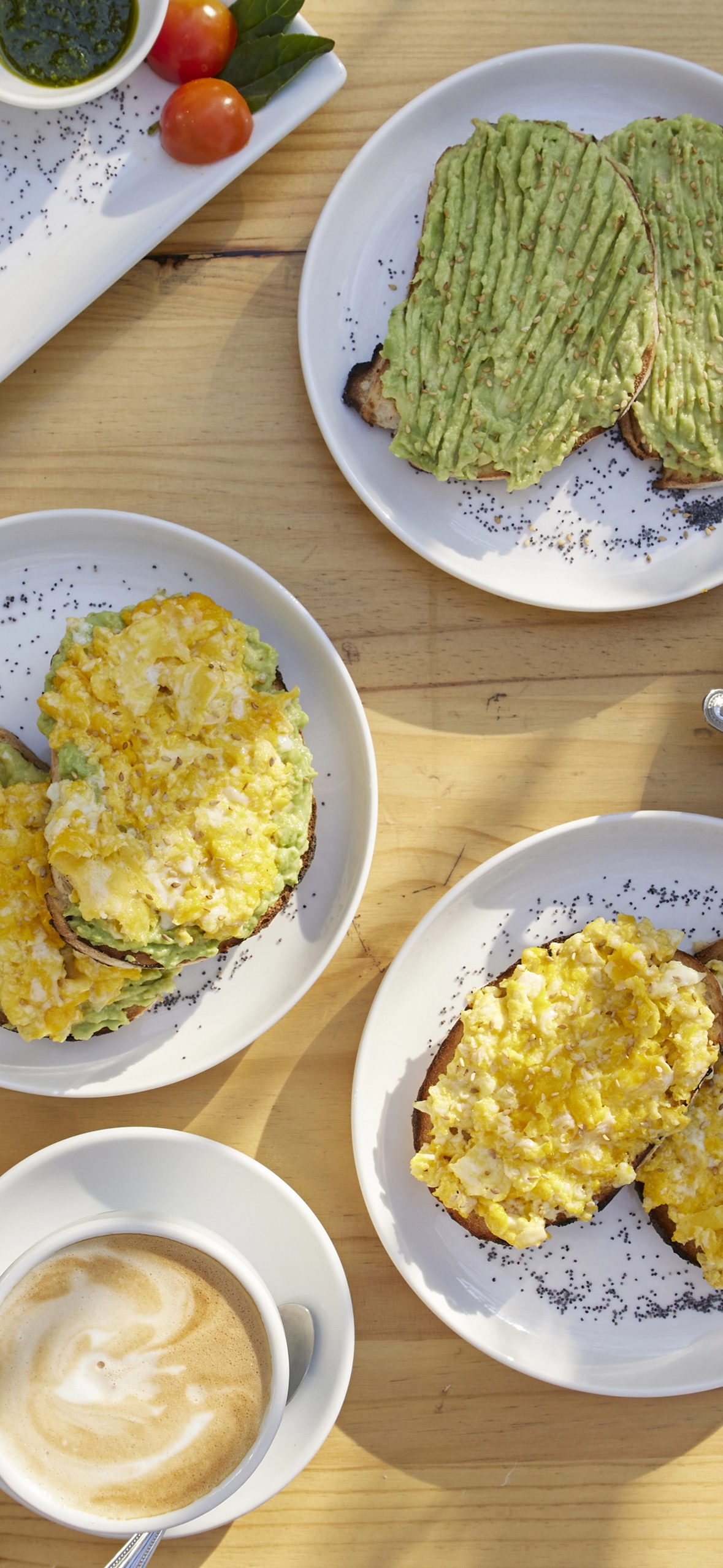 Imagen de tostadas con palta y huevo